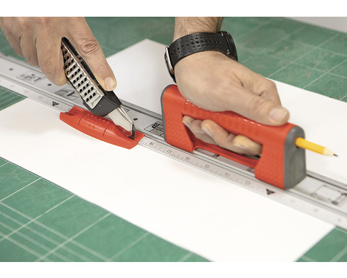 Persoon snijdt papier met rolmes en snijliniaal