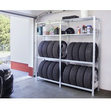 Rek systeem met autobanden en diverse containers in een garage