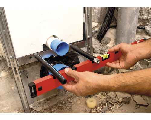 Installatie van een inbouwreservoir met waterpas