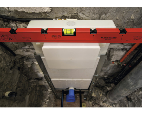 Inbouwreservoir voor een toilet uitgelijnd met een waterpas.