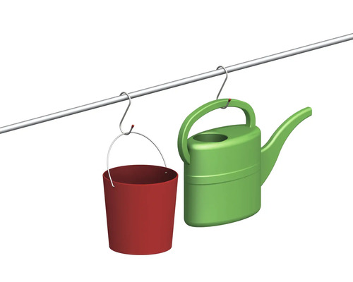 Emmer en gieter hangen aan een stang