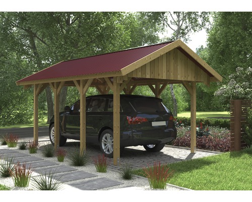 Een houten carport met een auto eronder geparkeerd.