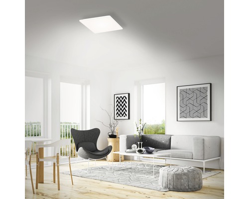 Moderne woonkamer met vierkante plafondlamp en minimalistische inrichting