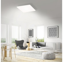 Woonkamer met plafondlamp in moderne stijl