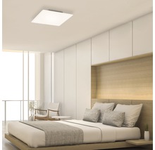 Moderne slaapkamer met plafondlamp en minimalistisch design.