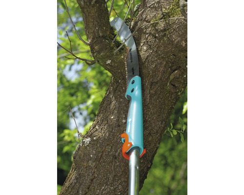 Een takkenzaag snijdt een boomtak af.