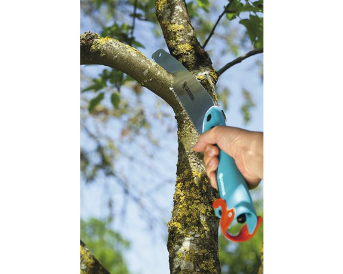 Persoon zaagt tak met een handzaag van Gardena