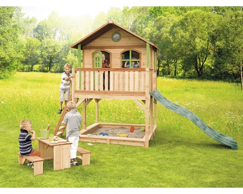 Speeltoestel met speelhuis, zandbak, glijbaan en picknicktafel in de tuin