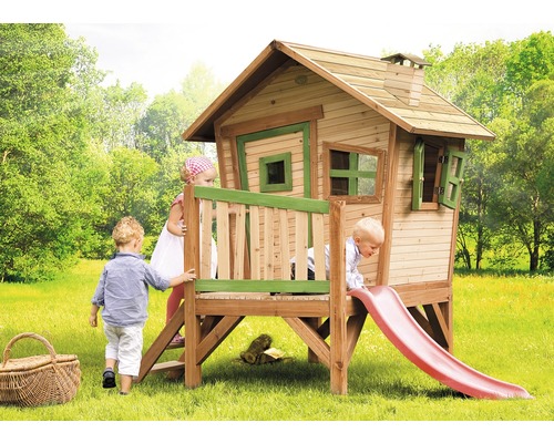 Houten speelhuis met glijbaan en kinderen in de tuin.