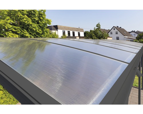 Close-up van een carportdak met transparante panelen