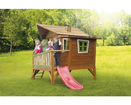 Houten speelhuis met glijbaan in de tuin met spelende kinderen