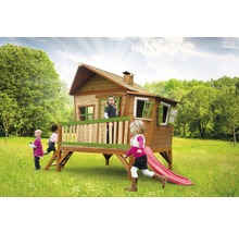 Houten speelhuis met glijbaan en kinderen in de tuin.
