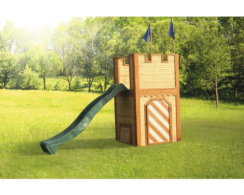 Houten kasteel met glijbaan en spelende kinderen in de tuin.
