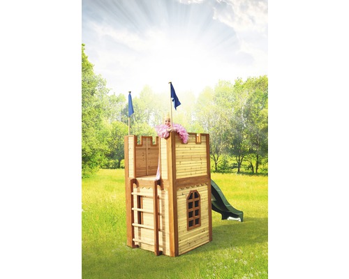 Speeltoren met glijbaan van hout in de tuin