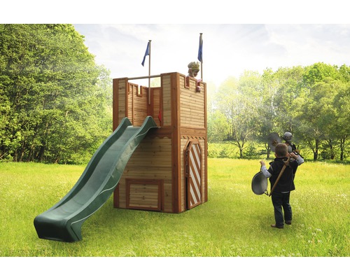 Kind op een speeltoren met glijbaan en vlaggen in de tuin