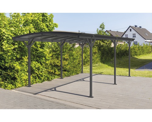Vrijstaande carport van aluminium en polycarbonaat in de tuin.
