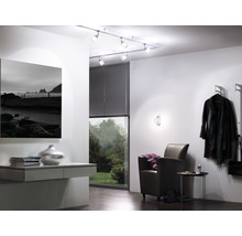 Lichte ruimte met plafondspots, fauteuil en decoratie