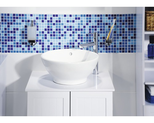 Badkamer met waskom, kraan, zeepdispenser en mozaïektegels