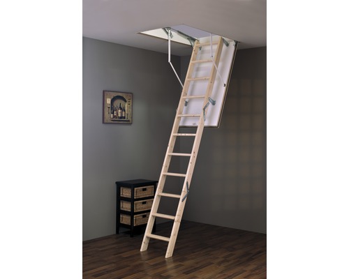 Uitklapbare houten zoldertrap in interieur