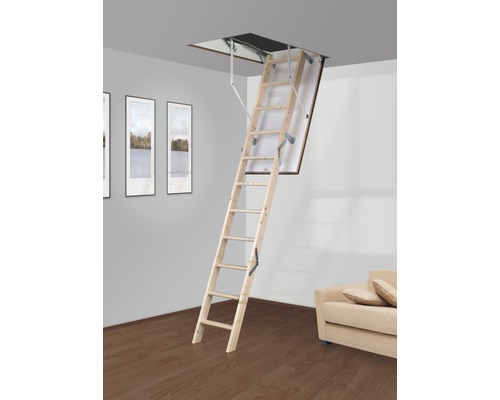 Uitgeklapte houten zoldertrap in de woonkamer.