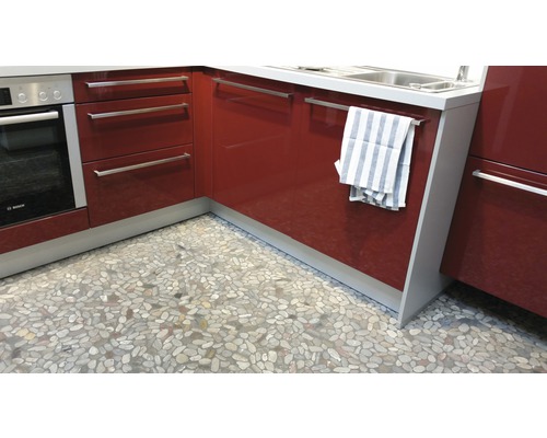 Keuken met ingebouwde oven, gootsteen, handdoek en vloer van rivierkeien