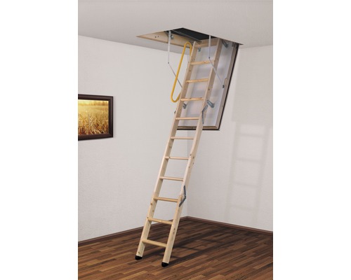 Uitklapbare houten zoldertrap in de zolderkamer