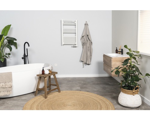 Badkamer met vrijstaand bad, wastafel en handdoekradiator