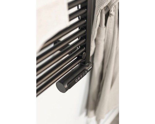 Close-up van een handdoekradiator met elektronische bediening en handdoek