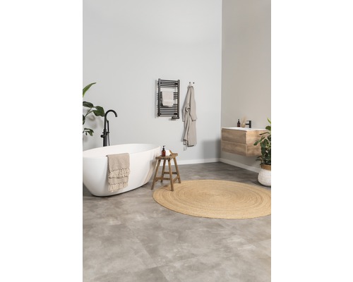 Lichte badkamer met vrijstaand bad, houten kruk en radiator