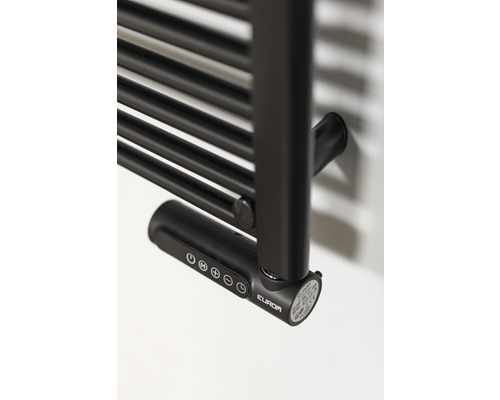 Detailopname van een zwarte radiator met elektrisch verwarmingselement