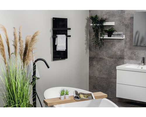 Moderne badkamer met ligbad, wastafel, handdoekverwarmer en decoraties voor een lichte en georganiseerde sfeer.