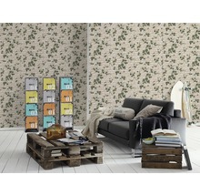 Woonkamer met bank, houten tafel, rekken en bakstenen behang met klimopdecor