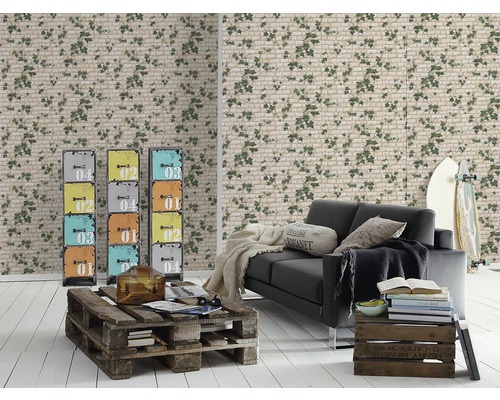 Woonkamer met bank, houten tafel, rekken en bakstenen behang met klimopdecor