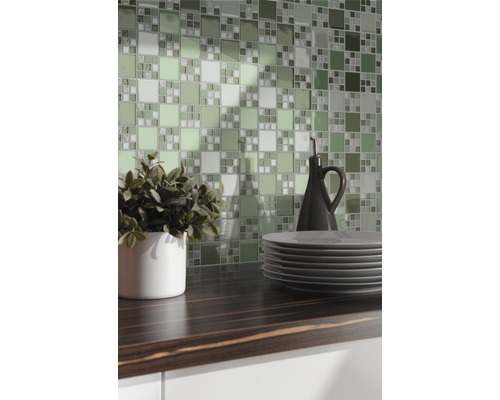 Keukenscène met mozaïektegels in verschillende groene tinten