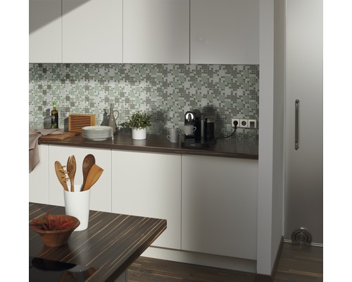 Keukenscène met mozaïektegels, keukengerei, koffiemachine en houten tafel