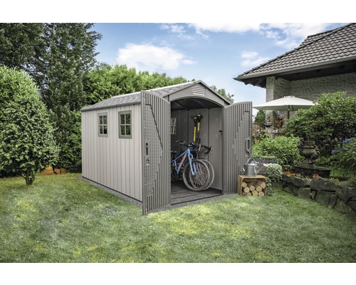 Tuinscène met gereedschapsschuur, open met fietsen, gereedschap, tuingereedschap en hout