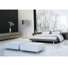 Slaapkamer met bed, nachtkastjes, dressoir, vloerlamp en krukjes