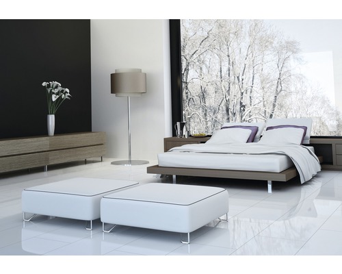 Slaapkamer met bed, nachtkastjes, dressoir, vloerlamp en krukjes