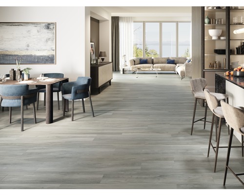 Lichte woonkamer met eethoek, keuken en woonkamer met houten vloer