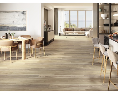 Lichte, open woonruimte met houten vloer, eettafel en woonkamer