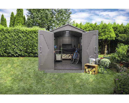 Tuin met open tuinhuis voor de opslag van tuingereedschap en fietsen