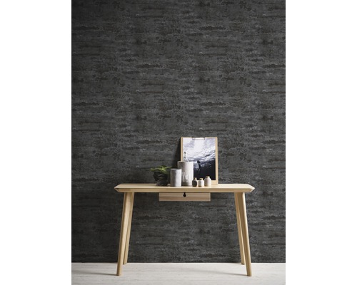 Kamer met donker behang met horizontaal patroon en een lichte houten tafel