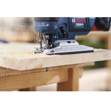 Bosch decoupeerzaag snijdt houten plank met zaagsel