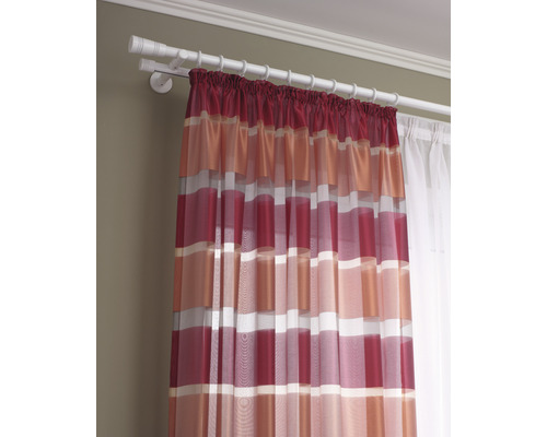 Gordijn met streepjespatroon hangt aan een gordijnroede