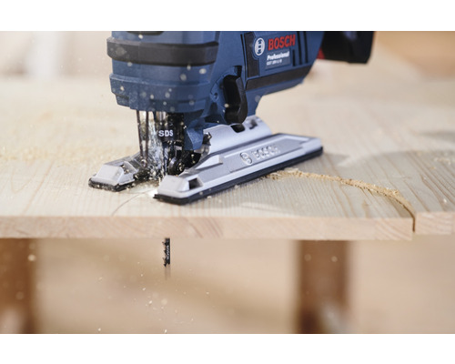 Decoupeerzaag die een stuk hout zaagt