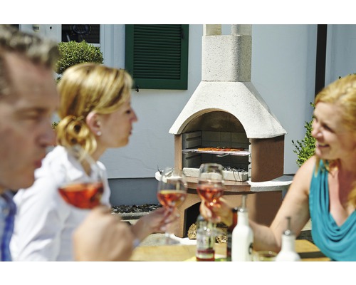 Barbecuefeest met gemetselde tuingrill en lekkere drankjes
