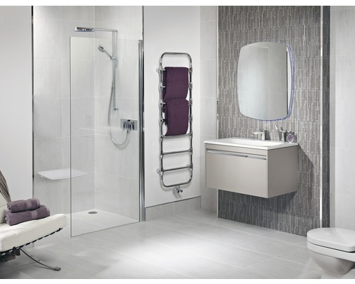 Moderne badkamer met douche, handdoekradiator, wastafel en spiegel