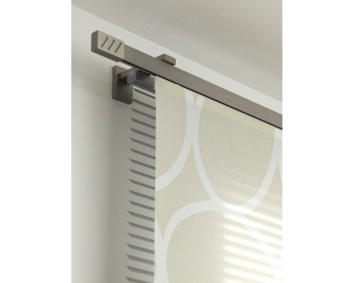 Gordijnroede met geometrisch gordijnpatroon