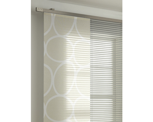 Schuifgordijn met geometrisch patroon en jaloezie voor raamdecoratie.