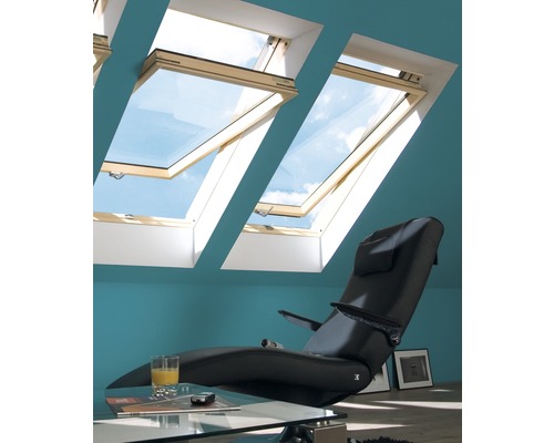 Woonkamer met twee dakramen en een fauteuil